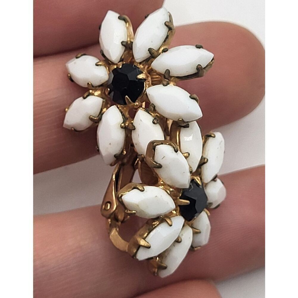Vintage 60s Black and White Prong Set Flower Clip On Earrings 1in - Picture 2 of 5